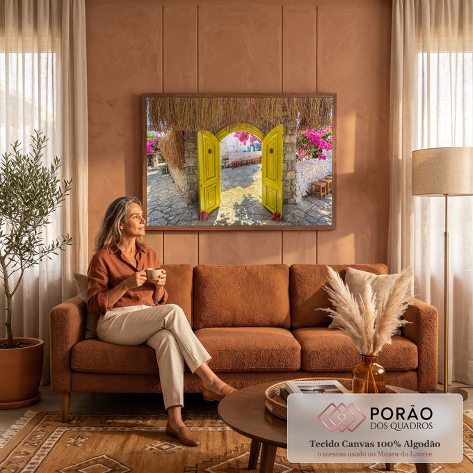 Porta amarela em arco de pedra aberta para pátio com buganvílias rosa e telhado de palha, quadro decorativo