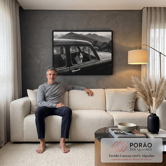 Cachorro olhando pela janela de carro antigo sob chuva nas montanhas, foto preto e branco, quadro decorativo