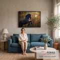 Cavalo negro frísio empinado em floresta iluminada por luz dourada do entardecer, quadro decorativo