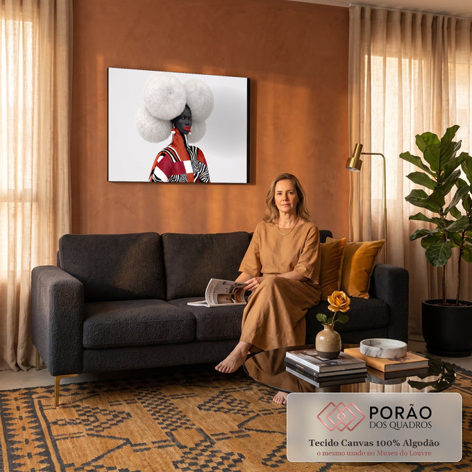 Mulher negra com penteado branco volumoso, batom vermelho e casaco estampa zebra, quadro decorativo