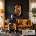 Quadro Decorativo Grande Retrato de Leão para Sala Dourado | quadros decorativos para sala de estar | retrato de leão com juba dourada iluminada sobre fundo preto intenso | em ambiente 3 | Porao dos Quadros