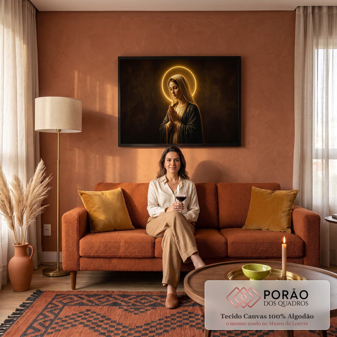 Nossa Senhora de mãos postas em oração com halo dourado luminoso e fundo marrom escuro, quadro decorativo