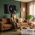 Quadro Decorativo Grande Jesus Sofrimento para Sala Preto | quadros decorativos para sala de estar | Jesus Cristo com coroa de espinhos e sangue no rosto, encostado em madeira, preto e branco | em ambiente 3 | Porao dos Quadros