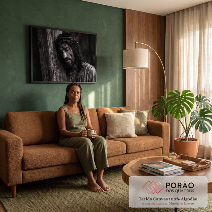 Quadro Decorativo Grande Jesus Sofrimento para Sala Preto | quadros decorativos para sala de estar | Jesus Cristo com coroa de espinhos e sangue no rosto, encostado em madeira, preto e branco | em ambiente 3 | Porao dos Quadros