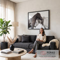 Dois cavalos abraçados, um escuro e um branco malhado, em fotografia sobre fundo branco, quadro decorativo