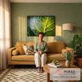 Folha verde fotografada em close com nervuras amarelas e textura rendada, fundo desfocado, quadro decorativo