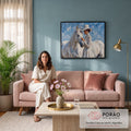Pintura a óleo em textura de mulher de chapéu e vestido de renda acariciando cavalo branco, quadro decorativo