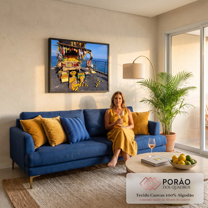 Quadro Decorativo Grande Banca de Limões para Área Gourmet | quadros decorativos para sala de estar | banca de frutas coloridas com limões e laranjas à beira-mar na Itália | em ambiente 3 | Porao dos Quadros
