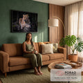 Leopardo deitado sobre tronco com musgo olhando para o lado em fundo escuro de floresta, quadro decorativo
