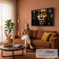 Rosto feminino de olhos fechados coberto por folhas de ouro sobre fundo preto texturizado, quadro decorativo