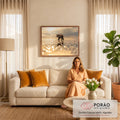 Urso pardo caminhando sobre a água rasa ao pôr do sol com reflexos dourados em bokeh, quadro decorativo