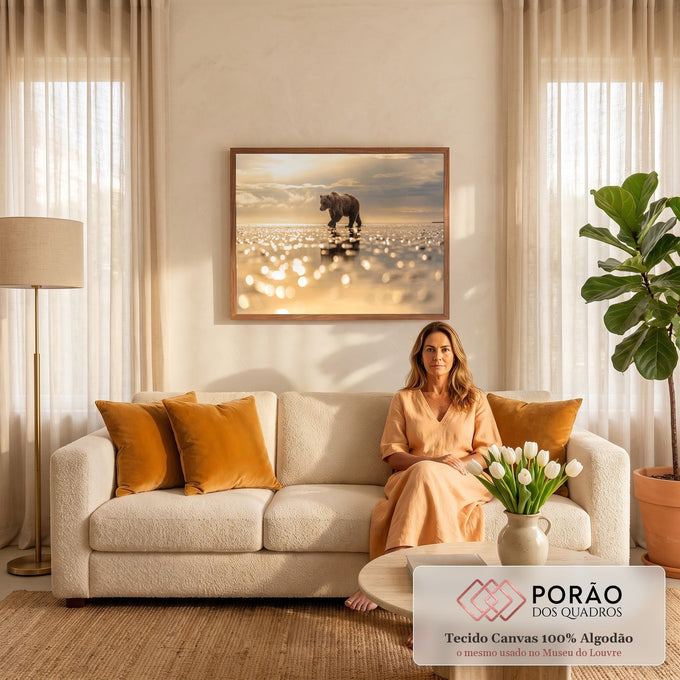Urso pardo caminhando sobre a água rasa ao pôr do sol com reflexos dourados em bokeh, quadro decorativo