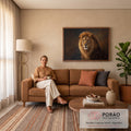 Leão de frente com juba dourada sobre fundo marrom escuro em estilo pintura a óleo, quadro decorativo