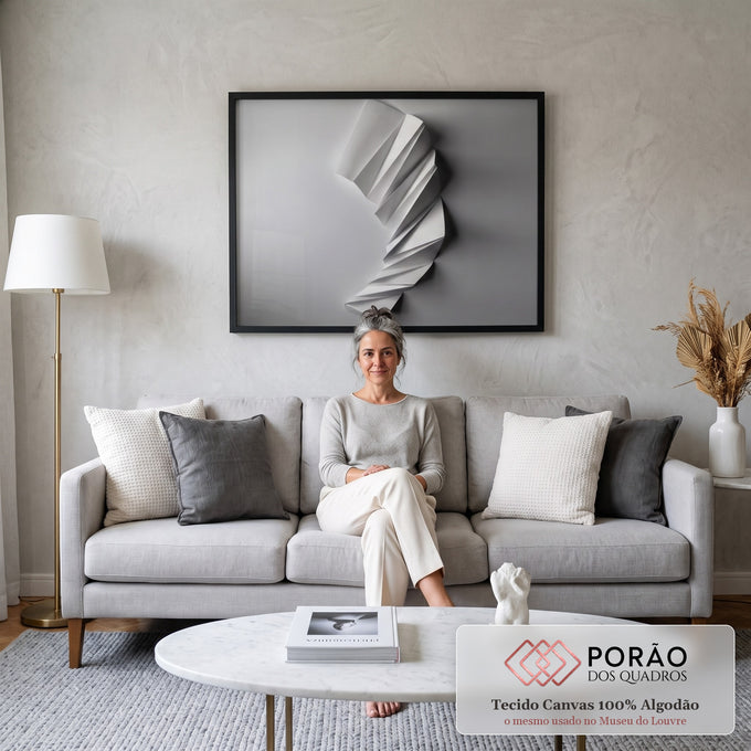 Quadro Decorativo Grande Escultura Branca para Sala Branco | quadros decorativos para sala de estar | escultura branca abstrata com dobras geométricas em espiral sobre fundo cinza | em ambiente 3 | Porao dos Quadros