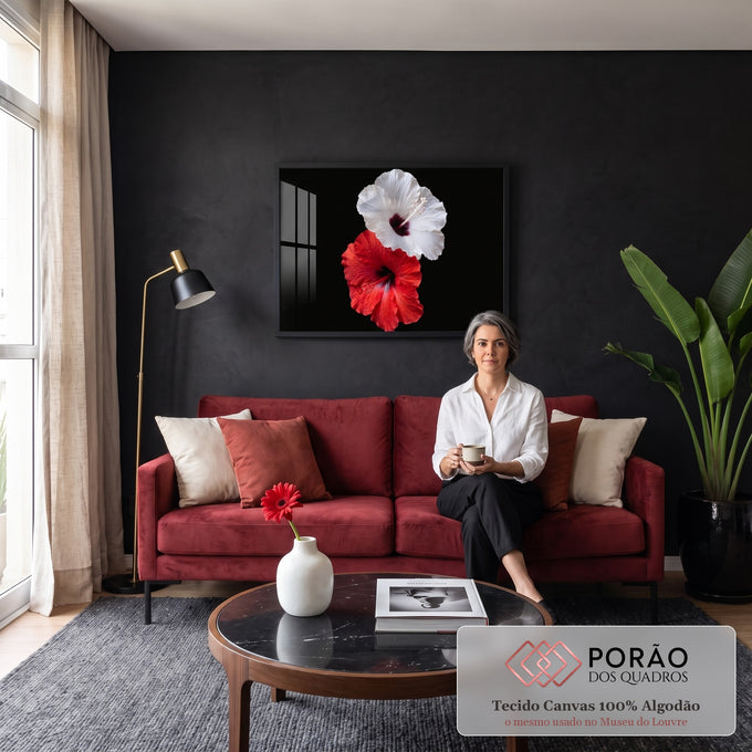 Quadro Decorativo Grande Hibiscos Branco para Sala Preto | quadros decorativos para sala de estar | duas flores de hibisco, branca e vermelha, em close-up sobre fundo preto | em ambiente 3 | Porao dos Quadros