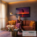 Quadro Decorativo Grande Pôr do Sol com Capim para Sala Roxo | quadros decorativos para sala de estar | silhueta de capim contra céu roxo e laranja com sol se pondo sobre o lago | em ambiente 3 | Porao dos Quadros