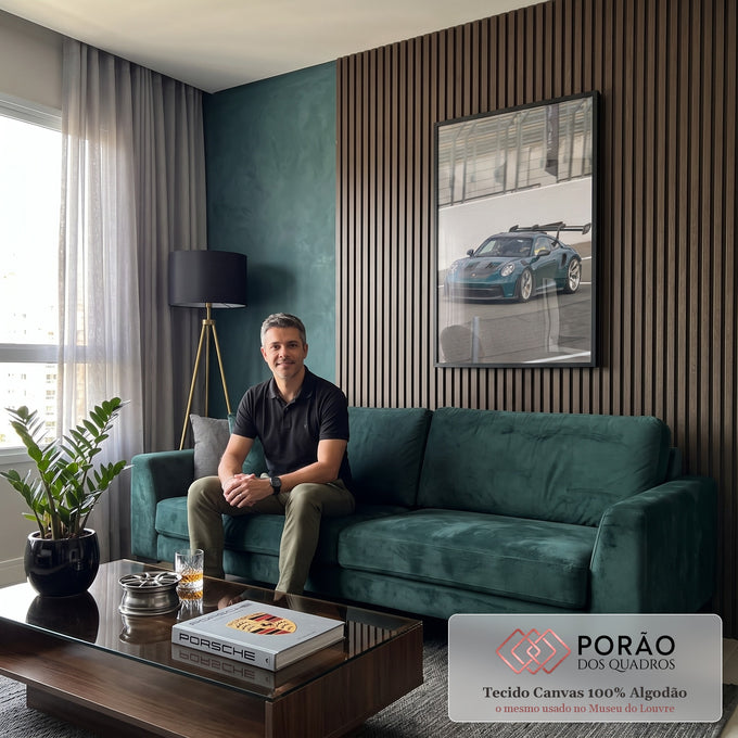 Porsche 911 GT3 RS verde-petróleo com aerofólio acelerando em pista de corrida, quadro decorativo