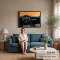 Interior de Porsche 911 clássico com volante preto, painel laranja e bancos pied-de-poule, quadro decorativo