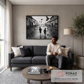 Quadro Decorativo Grande Meninos Correndo para Sala Preto | quadros decorativos para sala de estar | dois meninos correndo com pombos voando numa rua molhada em preto e branco | em ambiente 3 | Porao dos Quadros