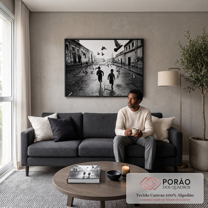 Quadro Decorativo Grande Meninos Correndo para Sala Preto | quadros decorativos para sala de estar | dois meninos correndo com pombos voando numa rua molhada em preto e branco | em ambiente 3 | Porao dos Quadros