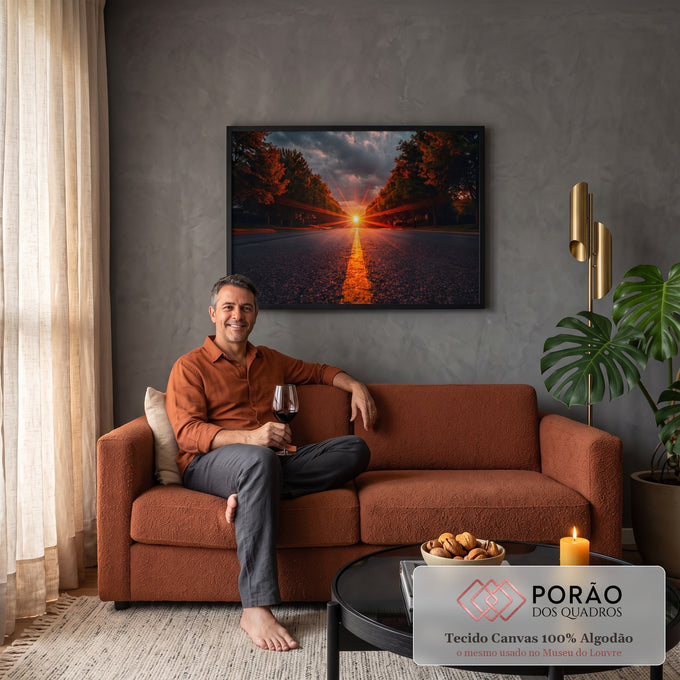 Quadro Decorativo Grande Pôr do Sol Rua Arborizada para Sala | quadros decorativos para sala de estar | rua vazia com sol intenso ao fundo entre árvores e raios de luz alaranjados | em ambiente 3 | Porao dos Quadros