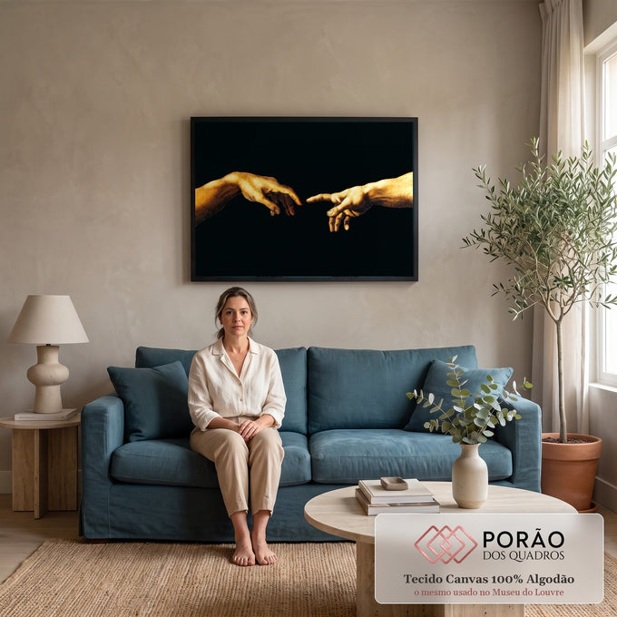 Quadro Decorativo Grande Mãos Douradas para Sala Dourado | quadros decorativos para sala de estar | mãos douradas se tocando quase em contato sobre fundo preto profundo | em ambiente 3 | Porao dos Quadros