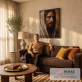 Quadro Decorativo Grande Retrato de Jesus Marrom para Sala | quadros decorativos para sala de estar | retrato de Jesus Cristo com manto bege, barba escura e olhar sereno | em ambiente 3 | Porao dos Quadros