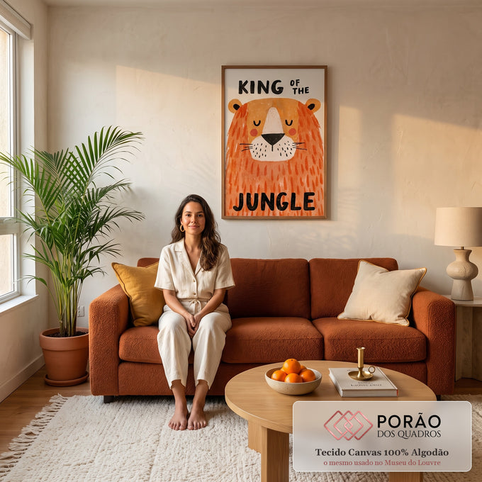 Quadro Decorativo Leão King of the Jungle Estilo Infantil | quadros decorativos para sala de estar | leão fofo laranja com juba e frase king of the jungle | em ambiente 3 | Porao dos Quadros