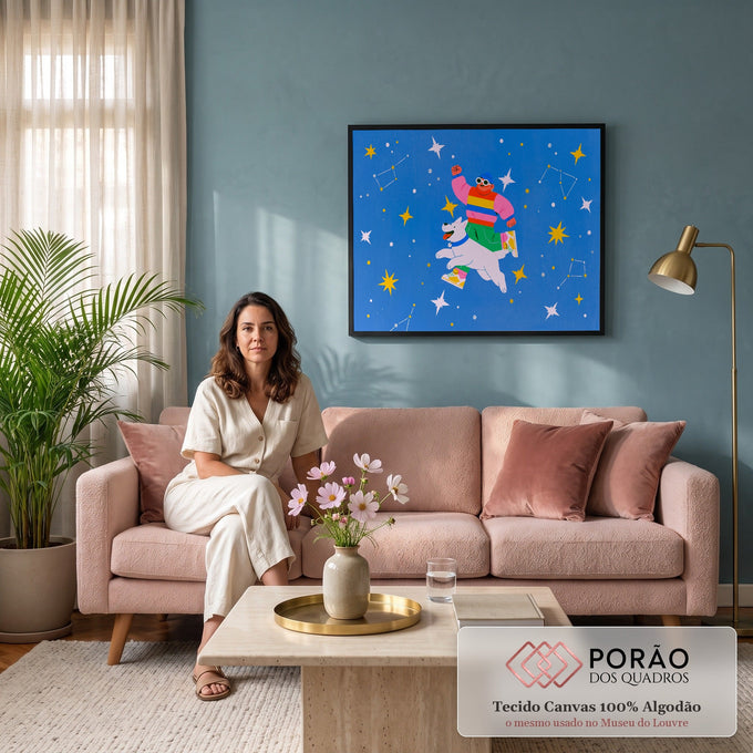 Quadro Decorativo Grande Homem e Cachorro Azul para Quarto | quadros decorativos para sala de estar | homem de gorro azul flutua com cachorro branco em céu estrelado colorido | em ambiente 3 | Porao dos Quadros