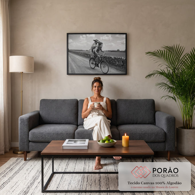 Quadro Decorativo Grande Menino e Cão para Sala Preto | quadros decorativos para sala de estar | menino sorridente pedalando bicicleta com cão em pé no bagageiro, foto preto e branco | em ambiente 3 | Porao dos Quadros
