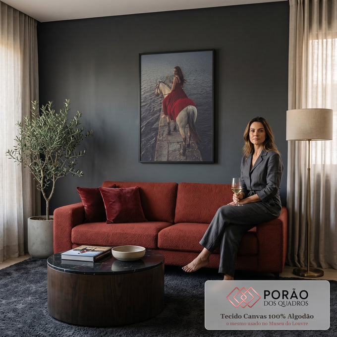 Mulher de vestido vermelho montada em cavalo branco sobre cais de pedra e água escura, quadro decorativo