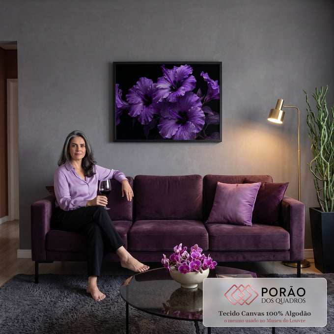 Quadro Decorativo Grande Hibiscos Roxos para Sala Roxo | quadros decorativos para sala de estar | flores de hibisco roxas em close com estames visíveis sobre fundo preto | em ambiente 3 | Porao dos Quadros