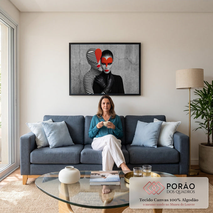 Duas mulheres fashion, uma de listras preto e branco e outra com máscara de coração vermelho, quadro decorativo