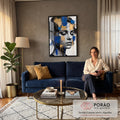 Quadro Decorativo Grande Rosto Feminino para Sala Azul | quadros decorativos para sala de estar | retrato feminino em preto e branco com blocos de tinta azul e dourada sobre o cabelo | em ambiente 3 | Porao dos Quadros