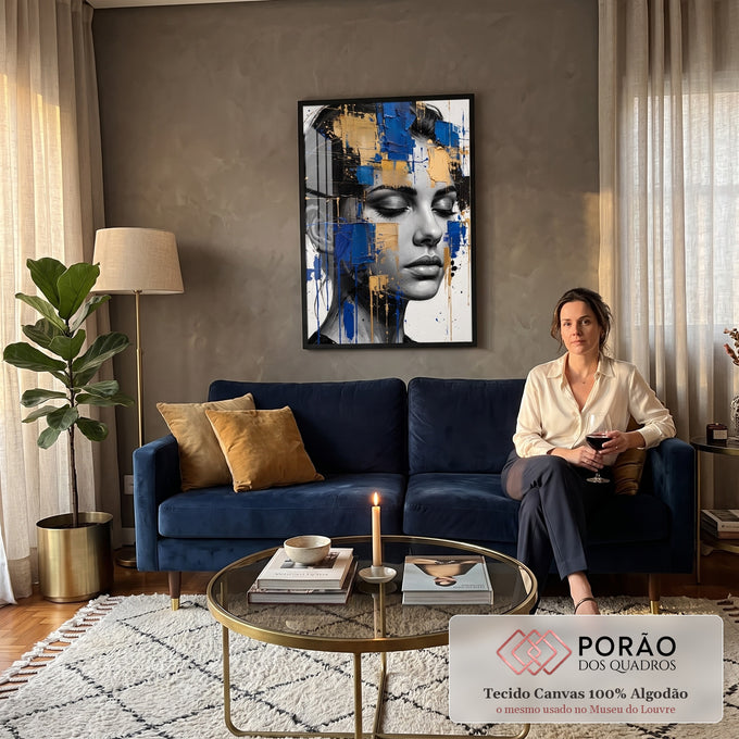 Quadro Decorativo Grande Rosto Feminino para Sala Azul | quadros decorativos para sala de estar | retrato feminino em preto e branco com blocos de tinta azul e dourada sobre o cabelo | em ambiente 3 | Porao dos Quadros