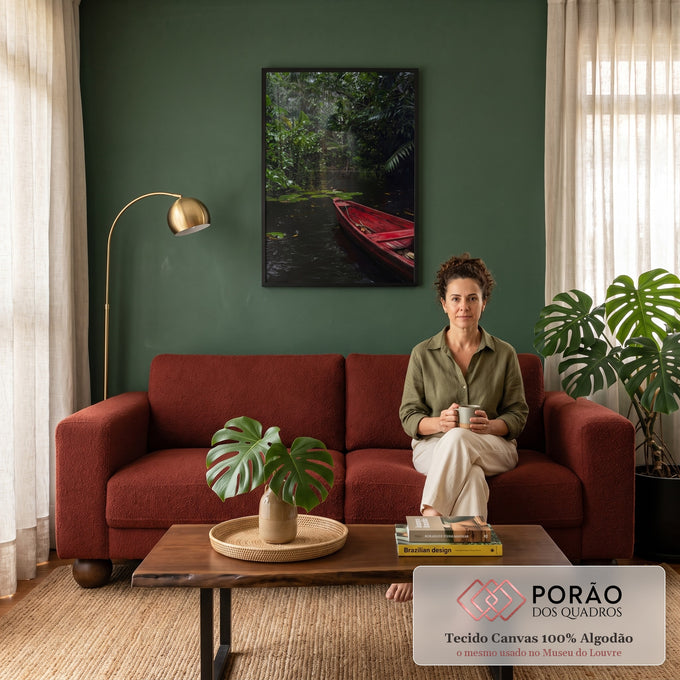 Quadro Decorativo Grande Canoa Vermelha para Sala Vermelho | quadros decorativos para sala de estar | canoa vermelha flutuando em rio escuro cercado por floresta tropical densa | em ambiente 3 | Porao dos Quadros