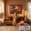 Quadro Decorativo Grande Elefantes Pôr do Sol para Sala | quadros decorativos para sala de estar | três elefantes caminhando na savana africana sob um pôr do sol alaranjado | em ambiente 3 | Porao dos Quadros