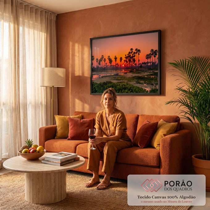Pôr do sol laranja entre palmeiras em silhueta refletido em lagoa com plantas aquáticas, quadro decorativo
