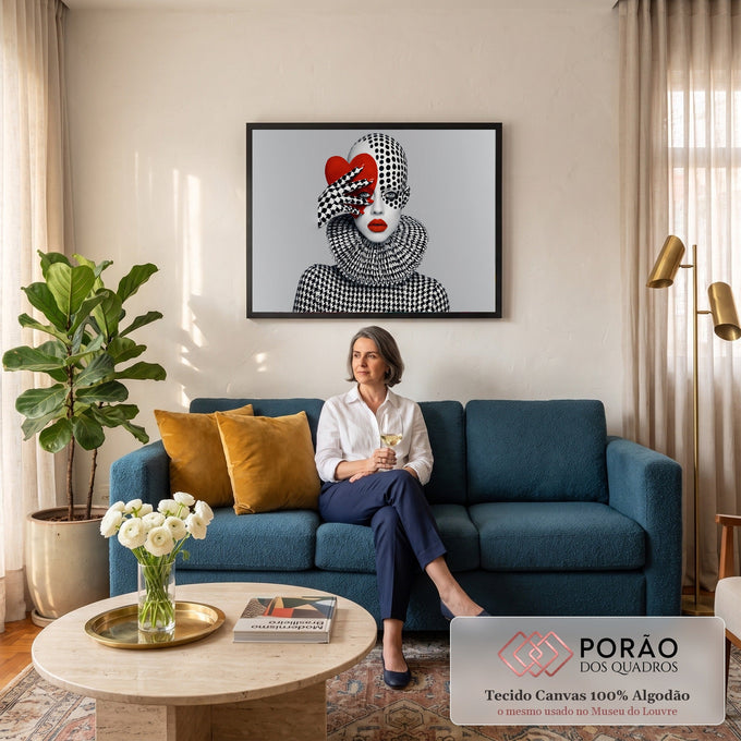 Mulher de cabeça em poá, gola rufo pied-de-poule, batom e coração vermelho em fundo cinza, quadro decorativo