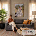 Pássaro secretário de penas cinza, penacho negro e rosto laranja em fotografia de perto, quadro decorativo