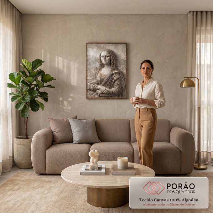 Quadro Decorativo Grande Mona Lisa para Sala Bege | quadros decorativos para sala de estar | Mona Lisa esculpida em relevo de pedra com textura rachada em tons bege | em ambiente 3 | Porao dos Quadros