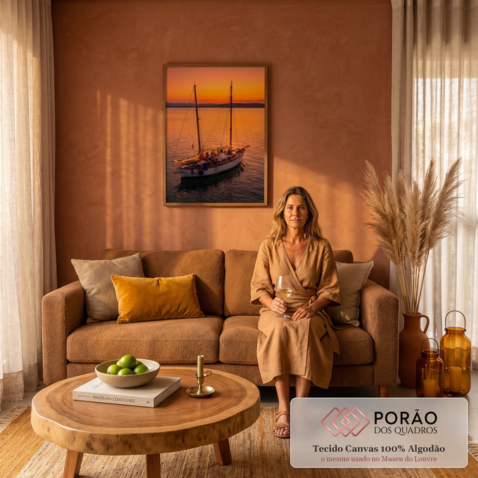 Veleiro com luzes e pessoas no convés navegando em mar calmo sob pôr do sol laranja, quadro decorativo