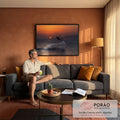 Quadro Decorativo Grande Kitesurf ao Pôr do Sol para Sala | quadros decorativos para sala de estar | kitesurfista em silhueta saltando sobre o mar ao pôr do sol laranja intenso | em ambiente 3 | Porao dos Quadros