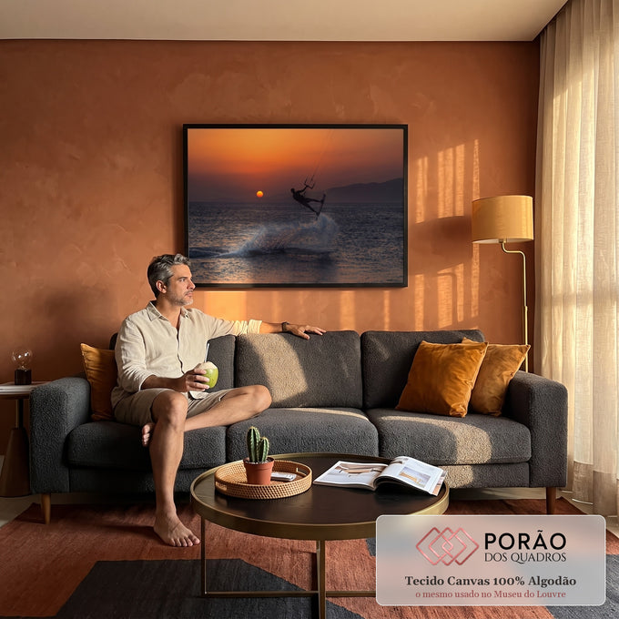 Quadro Decorativo Grande Kitesurf ao Pôr do Sol para Sala | quadros decorativos para sala de estar | kitesurfista em silhueta saltando sobre o mar ao pôr do sol laranja intenso | em ambiente 3 | Porao dos Quadros