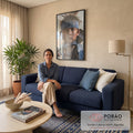 Quadro Decorativo Menino Indígena com Pintura Facial e Penas | quadros decorativos para sala de estar | menino indígena com testeira azul, penas e pintura facial branca em retrato realista | em ambiente 3 | Porao dos Quadros