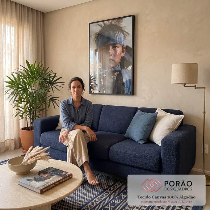 Quadro Decorativo Menino Indígena com Pintura Facial e Penas | quadros decorativos para sala de estar | menino indígena com testeira azul, penas e pintura facial branca em retrato realista | em ambiente 3 | Porao dos Quadros