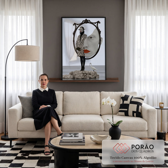 Mulher de casaco geométrico diante de espelho com rosto gigante e garça sobre rochas, quadro decorativo