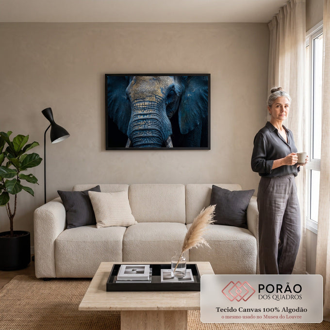Quadro Decorativo Grande Elefante em Close para Sala Azul | quadros decorativos para sala de estar | close da cabeça de elefante com pele rachada e poeira dourada sobre tom azulado | em ambiente 3 | Porao dos Quadros