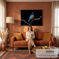 Quadro Decorativo Grande Pássaro e Laranja para Sala Azul | quadros decorativos para sala de estar | pássaro com plumagem azul e laranja iridescente pousado em galho seco contra fundo preto | em ambiente 3 | Porao dos Quadros