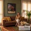 Dois cavalos alazões, um pastando, em campo de flores amarelas com floresta ao fundo, quadro decorativo